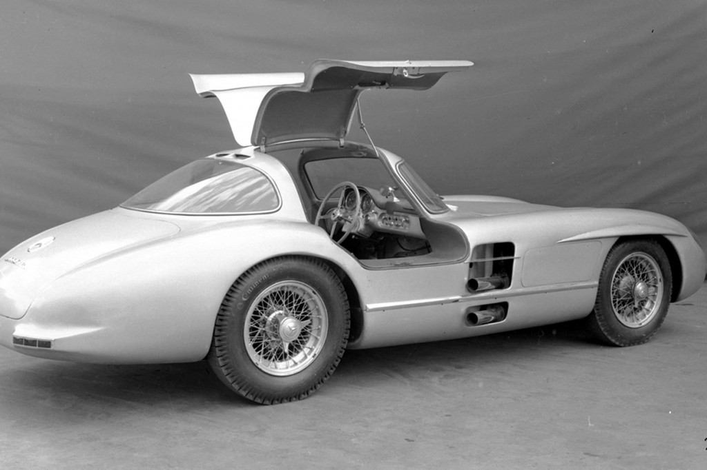Harga Mercedes-Benz 300 SLR Uhlenhaut dijual ke kolektor pribadi tersebut, kata perusahaan lelang mobil klasik, hampir tiga kali lipat dari rekor harga sebelumnya untuk sebuah mobil, yang ditetapkan pada 2018 oleh Ferrari 250 GTO 1962 yang terjual lebih dari USD48 juta.