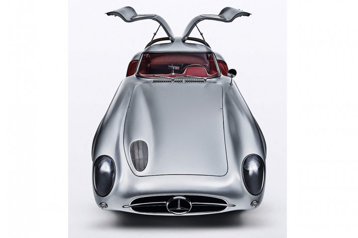 Lelang khusus undangan tersebut berlangsung pada 5 Mei di Museum MercedesBenz di Stuttgart, Jerman, kata rumah lelang itu, seraya menambahkan bahwa harga tinggi kendaraan itu menempatkannya dalam 10 barang paling berharga yang pernah dijual di lelang dalam kategori koleksi apa pun.