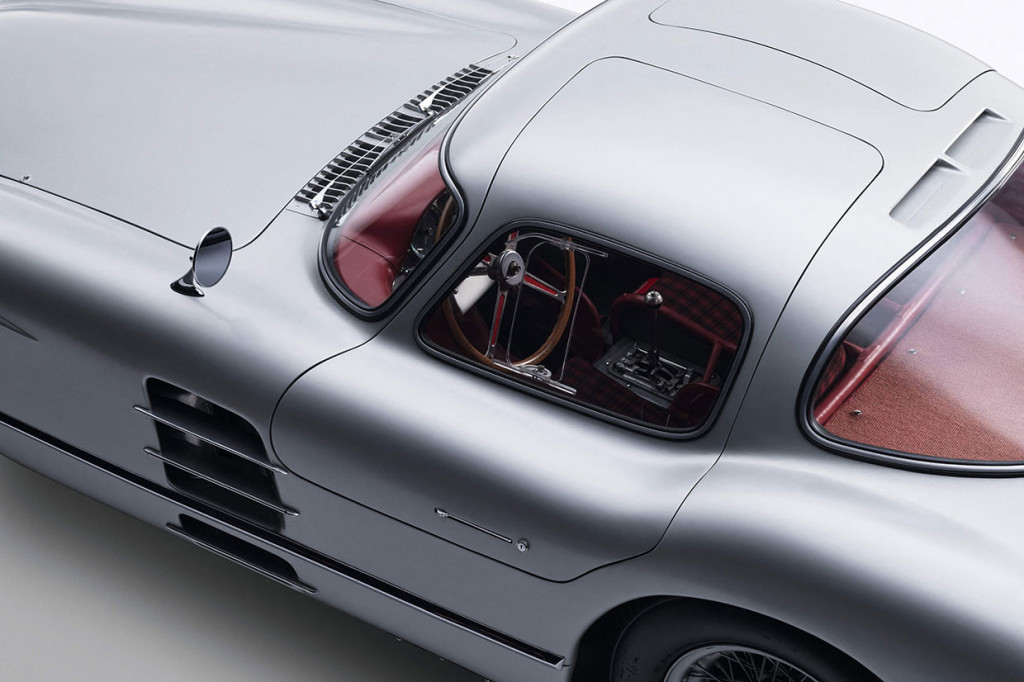 Menurut RM Sotheby's dan laporan pers, 300 SLR, dikenali dari garis dan pintu kupu-kupunya yang tidak biasa, dimodelkan pada mobil balap Grand Prix W196 R, yang memenangkan dua kejuaraan dunia Formula 1 pada tahun 1954 dan 1955 dengan pembalap Italia Juan Manuel Fangio di kursi pengemudi.