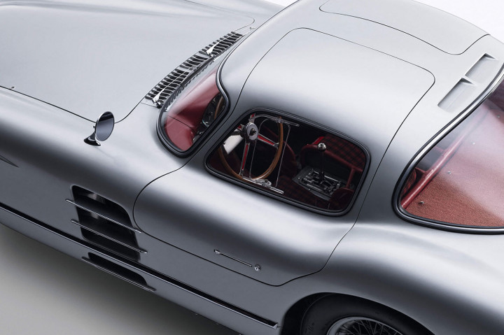 Menurut RM Sotheby's dan laporan pers, 300 SLR, dikenali dari garis dan pintu kupu-kupunya yang tidak biasa, dimodelkan pada mobil balap Grand Prix W196 R, yang memenangkan dua kejuaraan dunia Formula 1 pada tahun 1954 dan 1955 dengan pembalap Italia Juan Manuel Fangio di kursi pengemudi.