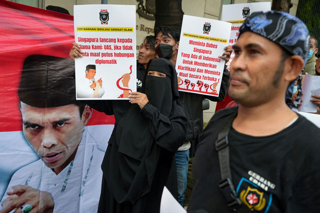 Sekelompok masa yang tergabung dalam Pertahanan Ideologi Sarekat Islam (Perisai) menggelar unjuk rasa di depan gedung Kedutaan Besar Singapura di Jakarta, di Jalan HR Rasuna Said, Jakarta Selatan, Jumat, 20 Mei 2022.