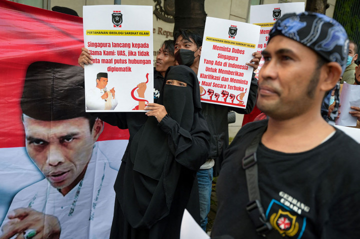 Sekelompok masa yang tergabung dalam Pertahanan Ideologi Sarekat Islam (Perisai) menggelar unjuk rasa di depan gedung Kedutaan Besar Singapura di Jakarta, di Jalan HR Rasuna Said, Jakarta Selatan, Jumat, 20 Mei 2022.
