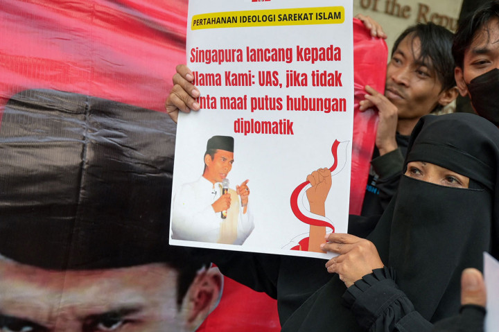 Aksi unjuk rasa tersebut terkait sikap Singapura yang menolak kedatangan Ustaz Abdul Somad (UAS) ke negara tersebut beberapa waktu yang lalu.