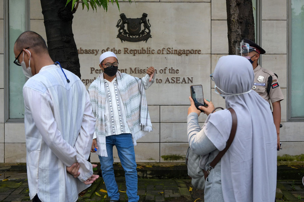 Tuntutan mereka di antaranya meminta Kedutaan Besar Singapura yang ada di Indonesia memberikan klarifikasi dan meminta maaf secara terbuka.