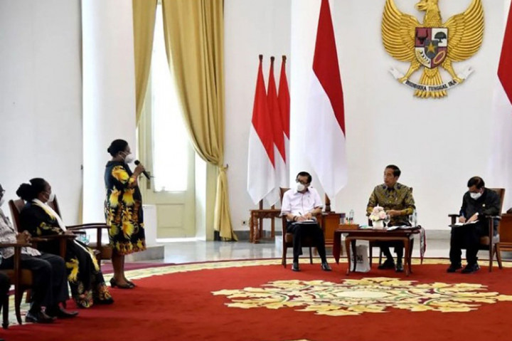 Presiden Joko Widodo menerima audiensi Majelis Rakyat Papua (MRP) dan Majelis Rakyat Papua Barat di Istana Kepresidenan Bogor, Jumat, 20 Mei 2022. Pertemuan tersebut membahas daerah otonomi baru (DOB) Papua.