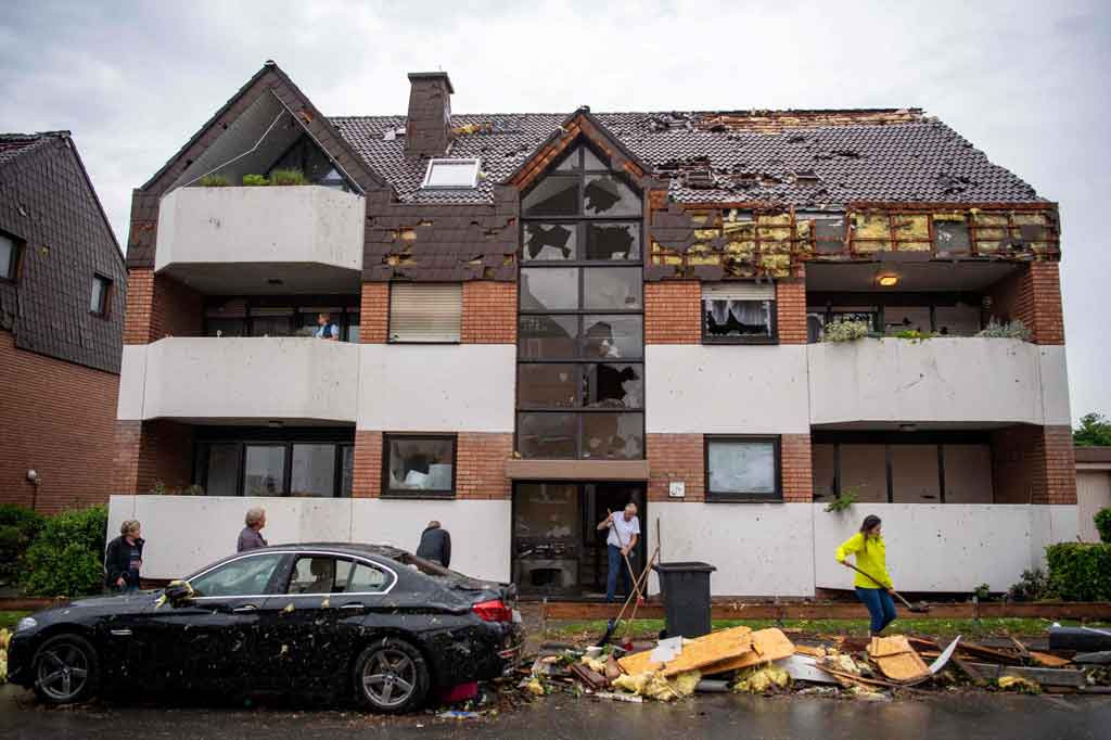 Seorang juru bicara polisi mengatakan tornado juga menyebabkan kerusakan signifikan di kota di negara bagian North Rhine-Westphalia, menyusul suhu tinggi yang tidak normal sepanjang tahun.