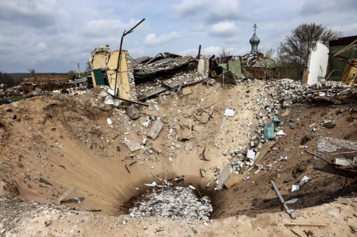 Presiden Ukraina Volodymyr Zelensky menyebut gempuran terbaru Rusia ke wilayah Donbas telah membuat kawasan di timur Ukraina itu hancur.