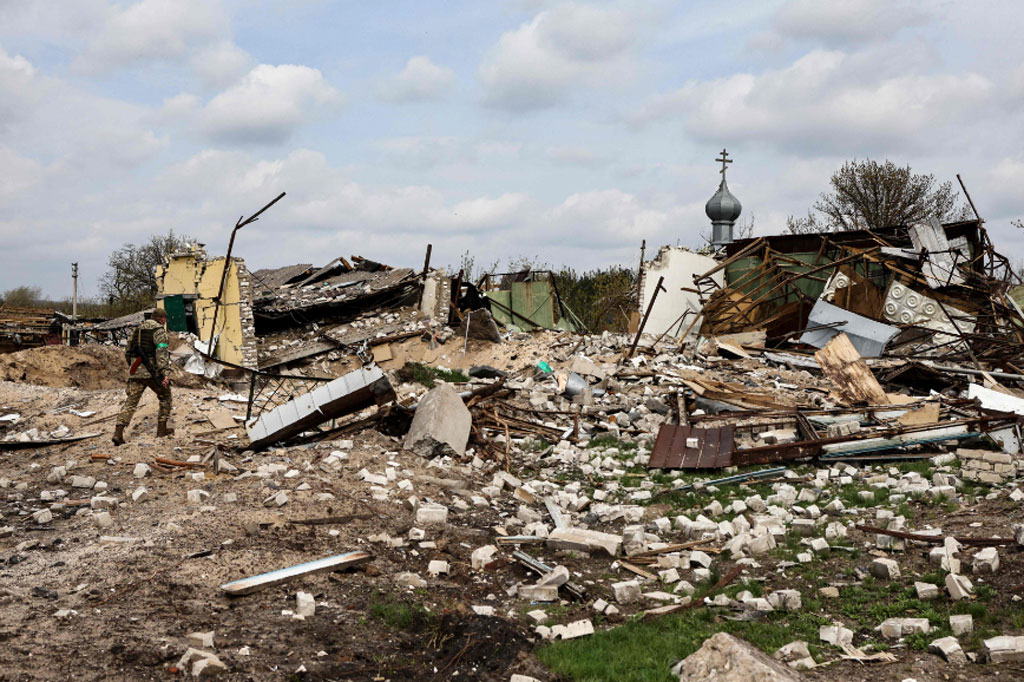 Seusai gagal menguasai ibu kota Kiev pada awal Februari, Rusia memang berganti memfokuskan serangan ke timur dan selatan Ukraina. Tembakan artileri Rusia itu menghancurkan perkotaan dan perdesaan.