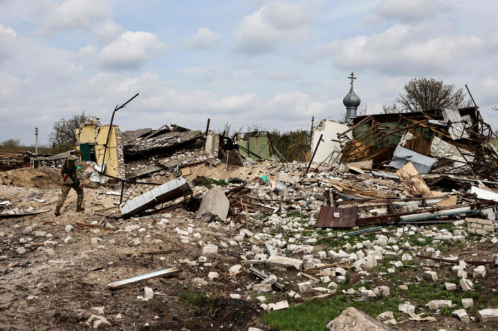 Seusai gagal menguasai ibu kota Kiev pada awal Februari, Rusia memang berganti memfokuskan serangan ke timur dan selatan Ukraina. Tembakan artileri Rusia itu menghancurkan perkotaan dan perdesaan.