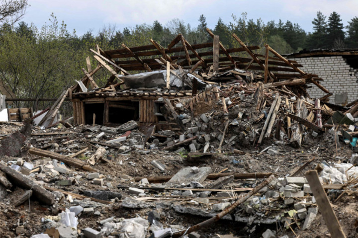 “Pasukan musuh berusaha mempergencar serangan di Donbas. Wilayah itu kini terancam kehancuran,” ujar Zelensky.