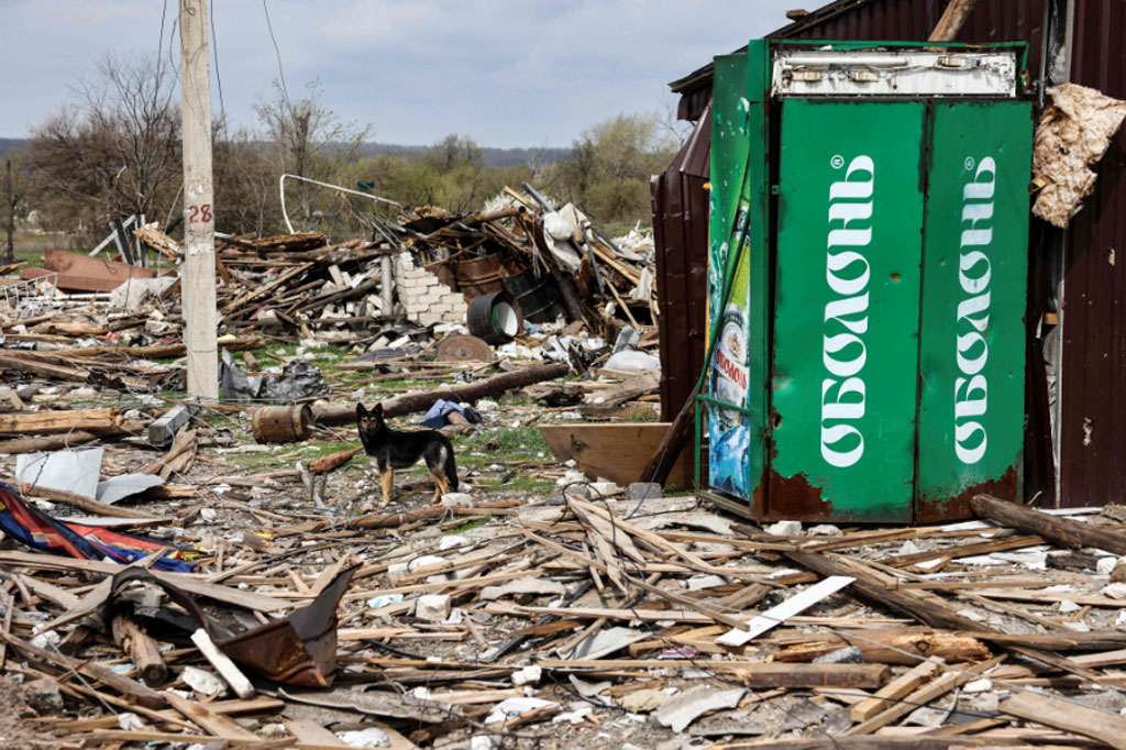 Kementerian Pertahanan Ukraina menyebut pasukan Rusia juga melarang warga di Donbas mengungsi ke kawasan yang masih dikuasai Ukraina. Sementara itu, Gubernur Severodonetsk mengatakan 12 orang tewas dan 40 lainnya terluka akibat tembakan artileri. 
