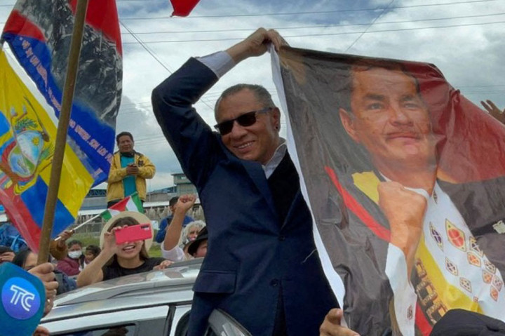 Glas dijatuhi hukuman penjara pada 2017 setelah pengadilan memutuskan dia bersalah menerima suap dari perusahaan konstruksi Brasil Oderbrecht sebagai imbalan karena memberikan kontrak negara.