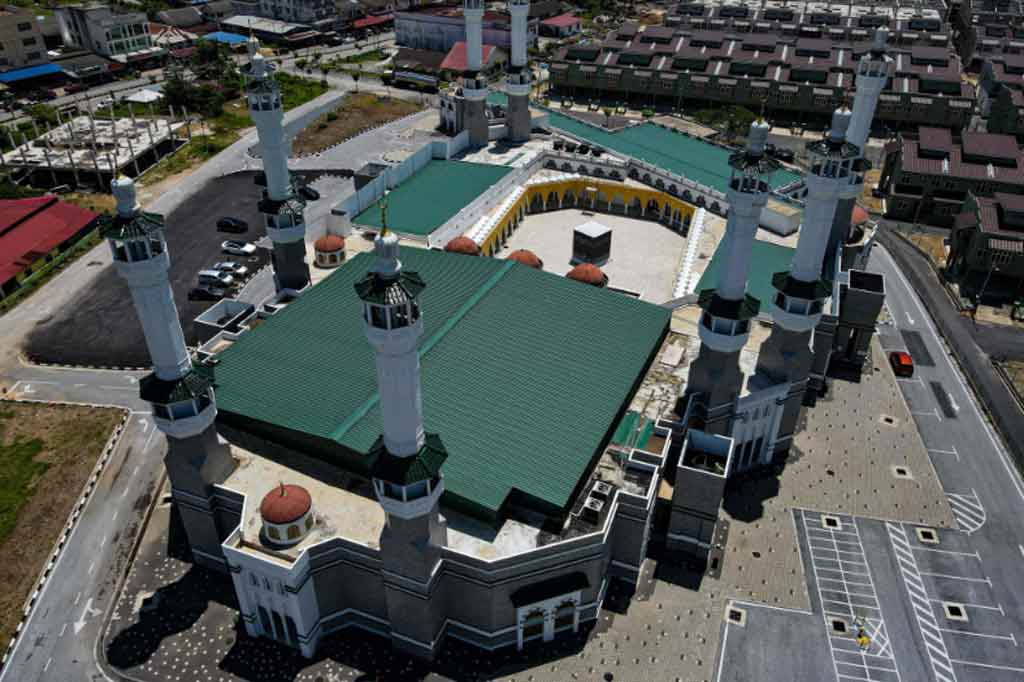 Foto dari udara kemegahan Masjid Razaleigh di Gua Musang, Negara Bagian Kelantan utara Malaysia, yang meniru Masjidil Haram di kota suci Mekah di Arab Saudi.