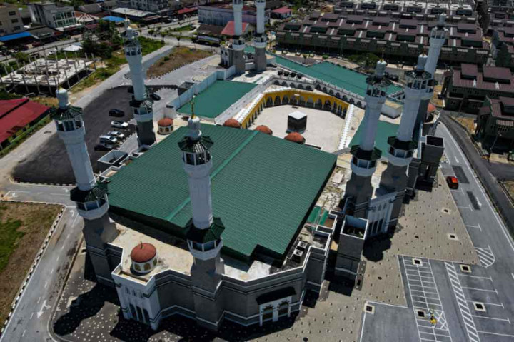 Foto dari udara kemegahan Masjid Razaleigh di Gua Musang, Negara Bagian Kelantan utara Malaysia, yang meniru Masjidil Haram di kota suci Mekah di Arab Saudi.
