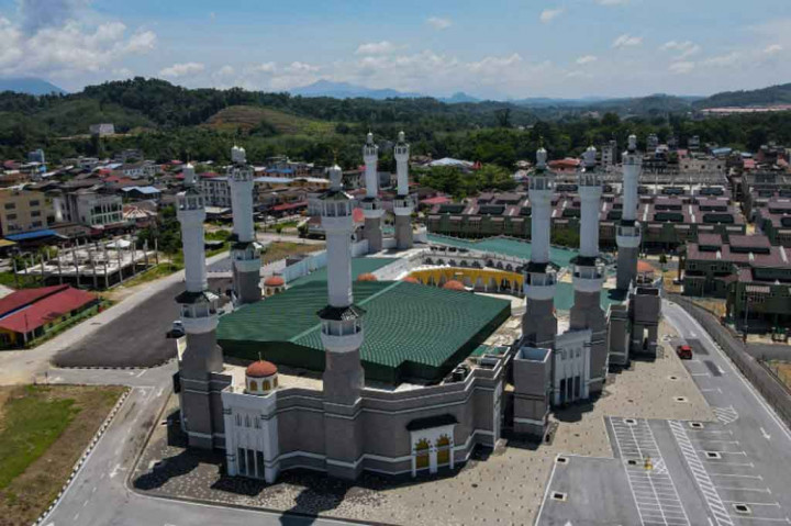 Masjid Razaleigh memiliki sembilan menara yang mengelilingi area masjid menyerupai yang ada di Masjidil Haram. Nama Masjid Tengku Razaleigh sendiri diambil dari salah satu tokoh politik Malaysia asal Kelantan, Tengku Razaleigh Hamzah. Saat ini Tengku Razaleigh menjabat sebagai anggota parlemen Gua Musang.