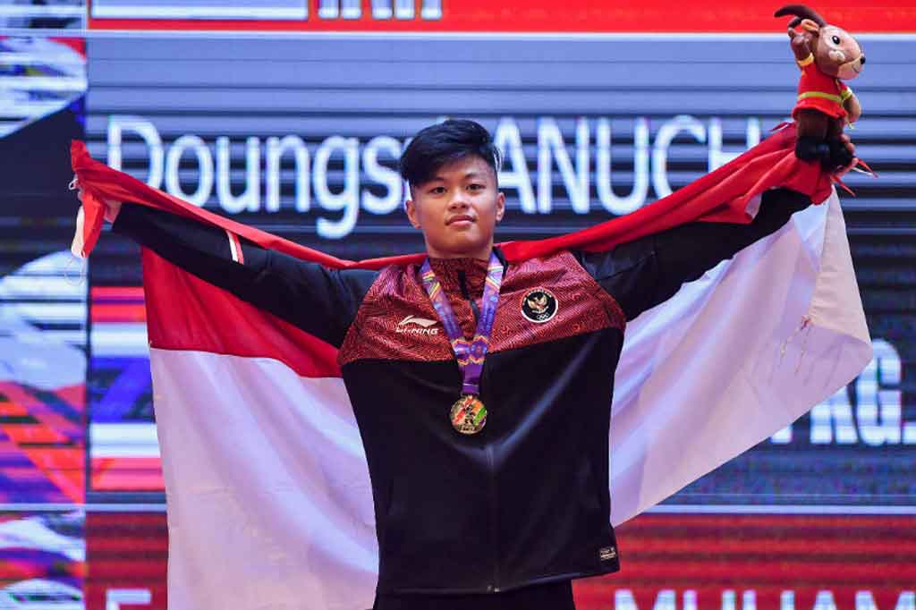 Lifter Indonesia Rahmat Erwin Abdullah berpose dengan medali emas yang diraihnya pada final angkat besi nomor 73 Kg putra SEA Games 2021 Vietnam di Hanoi Sports Training and Competition Center, Hanoi, Vietnam, Sabtu, 21 Mei 2022.