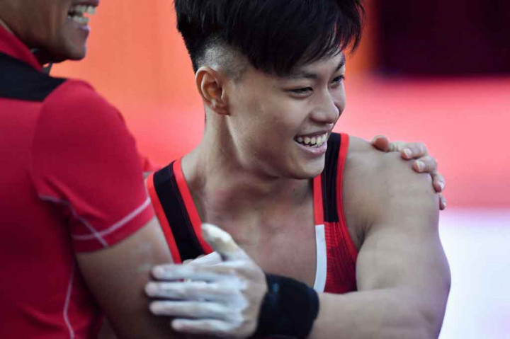 Peraih perunggu Olimpiade Tokyo 2020 itu membukukan total angkatan 345kg dengan snatch 155kg dan clean and jerk 190kg, jauh melampaui lawan-lawannya yang mencatatkan total angkatan di bawah 325kg.