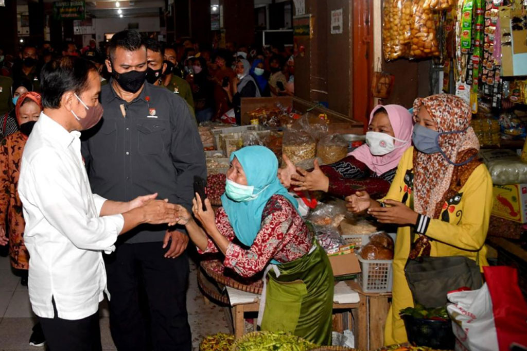 Presiden Joko Widodo dan Ibu Negara Iriana mengecek secara langsung harga minyak goreng curah di Pasar Muntilan, Magelang, Jawa Tengah, di sela-sela kunjungan kerjanya, Sabtu, 21 Mei 2022.