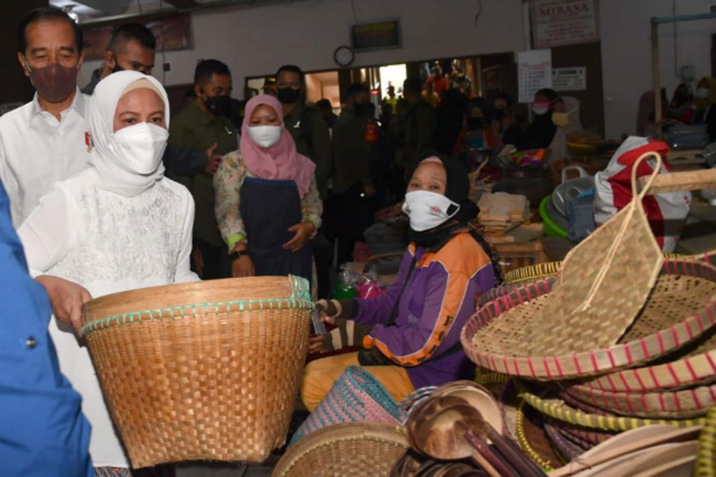 Tampak senyuman terlukis di wajah Almisih, seorang penjual bakul anyaman bambu, karena merasa sangat bahagia Jokowi telah membeli barang dagangannya. 