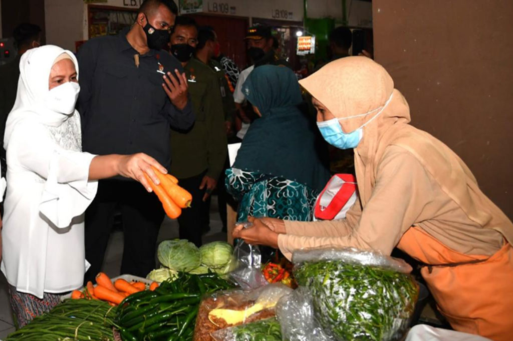 Jokowi juga menanyakan harga sayuran di Pasar Muntilan. Saat pedagang menyebutkan harga, Presiden menawar harga sayuran tersebut dengan penuh canda. 