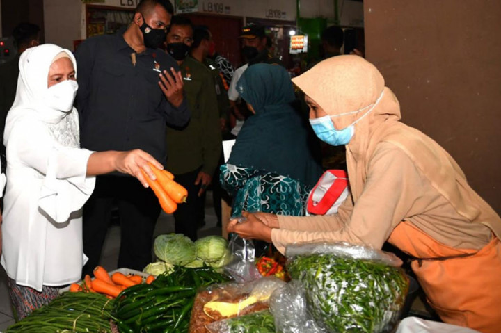 Jokowi juga menanyakan harga sayuran di Pasar Muntilan. Saat pedagang menyebutkan harga, Presiden menawar harga sayuran tersebut dengan penuh canda. 