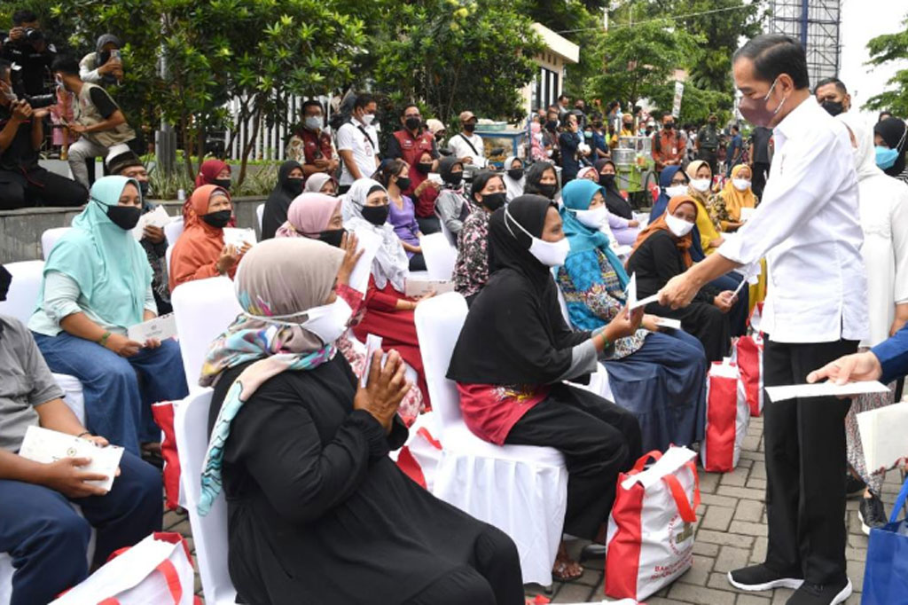Setelah berkeliling pasar dan menyapa para penjual dan pengunjung Pasar Muntilan, Presiden dan Iriana membagikan bantuan langsung kepada para penerima manfaat.