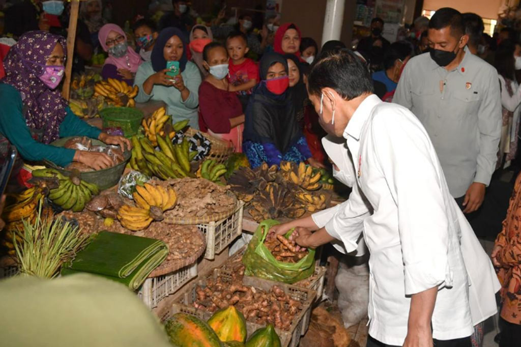 Di pasar tersebut, Presiden dan Iriana juga menyempatkan berbelanja rempah-rempah dan sayuran, seperti cabai merah, bawang, wortel, pare, dan kunyit. Jokowi juga membeli kerupuk dan bakul yang terbuat dari anyaman bambu.