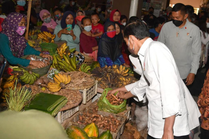 Di pasar tersebut, Presiden dan Iriana juga menyempatkan berbelanja rempah-rempah dan sayuran, seperti cabai merah, bawang, wortel, pare, dan kunyit. Jokowi juga membeli kerupuk dan bakul yang terbuat dari anyaman bambu.