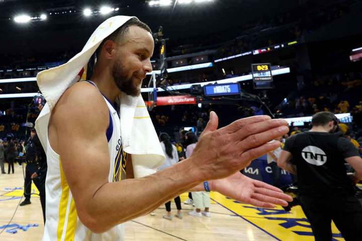 Stephen Curry melakukan selebrasi usai Golden State Warriors meraih kemenangan 126-117 atas Dallas Mavericks pada laga di San Francisco, Sabtu, 21 Mei 2022 WIB. Dengan kemangan tersebut Warriors untuk sementara unggul 2-0 di final Wilayah Barat.