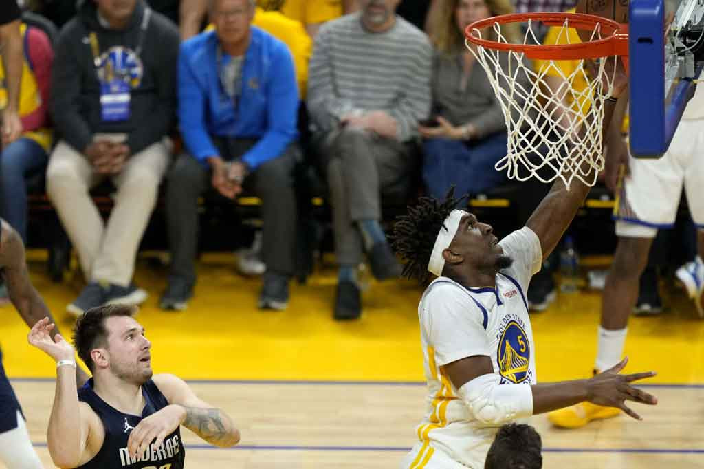 Kevon Looney mengemas 21 poin, tertinggi dalam karirnya serta Stephen Curry dengan 32 poin (tertinggi tim) untuk membantu Golden State Warriors mengalahkan Dallas Mavericks.