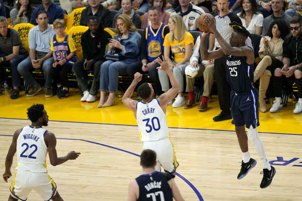 Reggie Bullock mencetak enam lemparan tiga angka untuk menghasilkan hampir 21 poinnya dan Jalen Brunson mengemas 31 poin guna membantu Mavericks bangkit dari tekanan Warriors.