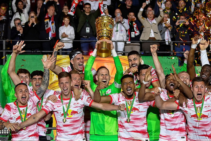 Leipzig mengalahkan Freiburg lewat adu penalti 4-2, usai bermain imbang 1-1 sampai extra time di final yang digelar di Olympiastadion, Berlin, pada Minggu, 22 Mei 2022, dinihari WIB.