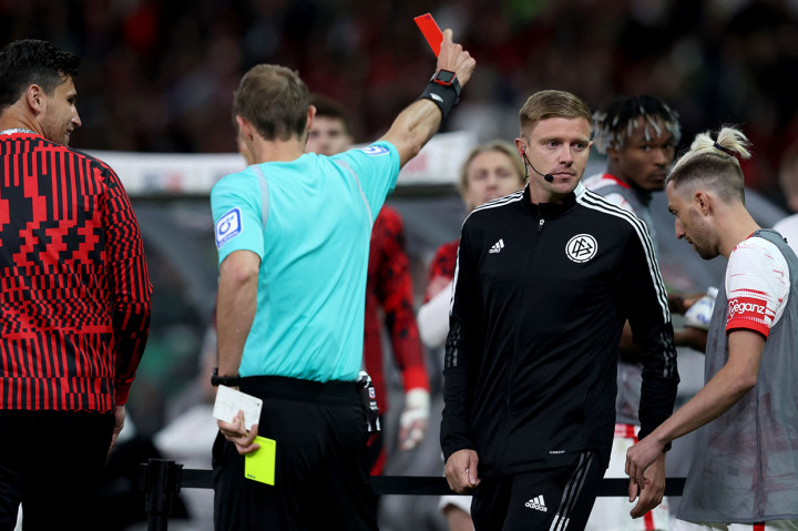 Leipzig menyudahi permainan dengan sembilan orang pemain setelah Marcel Halstenberg dan Kevin Kampl diganjar kartu merah.