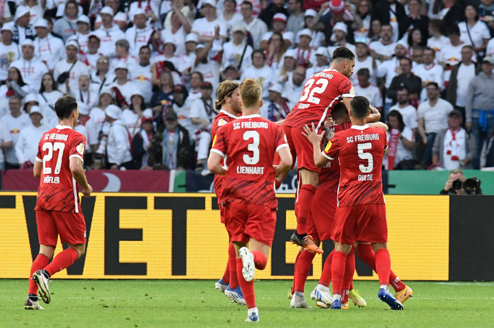 Di babak pertama, Freiburg memimpin lebih dulu berkat Maximilian Eggestein. Di awali dari umpan panjang Vincenzo Grifo kepada Christian Guenter di sayap kiri, Roland Sallai memantulkan umpan silang untuk diselesaikan Maximilian Eggestein dengan sepakannya.