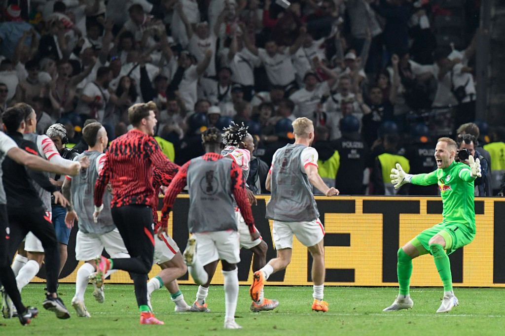 Dalam adu penalti, Freiburg hanya berhasil dalam dua tendangan lewat Nils Petersen dan Keven Schlotterbeck, sedangkan empat penendang Leipzig yang terdiri dari Christopher Nkunku, Willi Orban, Dani Olmo dan Benjamin Henrichs berhasil memasukkan bola.