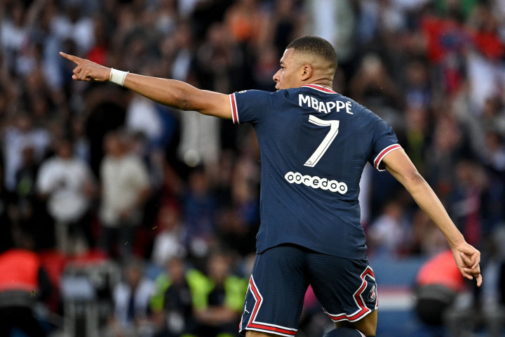 Dalam laga yang digelar di Parc des Princes, Minggu, 22 Mei 2022, dini hari WIB, Kylian Mbappe, yang baru memperpanjang kontrak hingga 2025, mencetak hattrick untuk PSG.