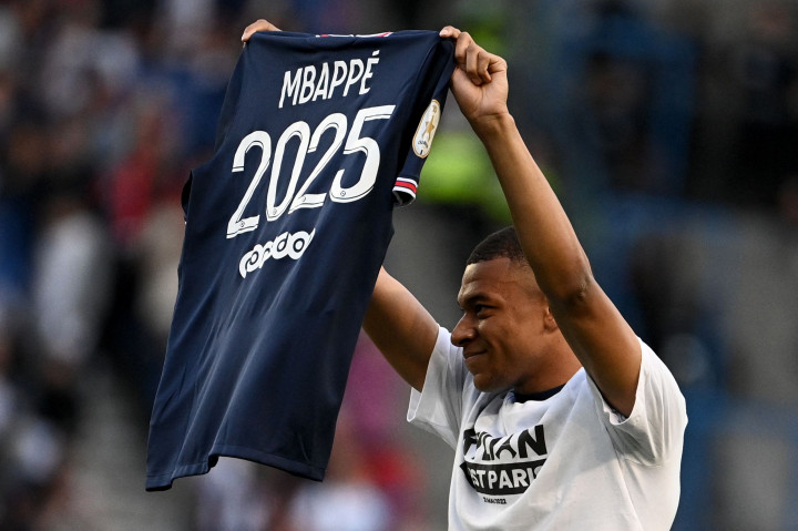Kylian Mbappe resmi menandatangani kontrak baru dengan Paris Saint-Germain (PSG) hingga 2025.