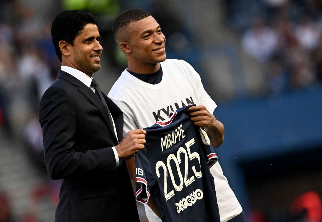 Mbappe semula digadang-gadang akan bergabung dengan Real Madrid secara gratis karena kontrak awalnya dengan PSG akan habis pada musim panas nanti. Los Blancos sempat optimistis bisa mendaratkan pemenang Piala Dunia 2018 itu, dengan total investasi yang ditaksir sekitar 300 juta pound sterling (Rp 5,49 triliun).