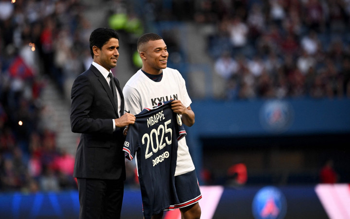 Presiden PSG Nasser Al-Khelaifi saat mengumumkan Mbappe bertahan hingga 2025.
