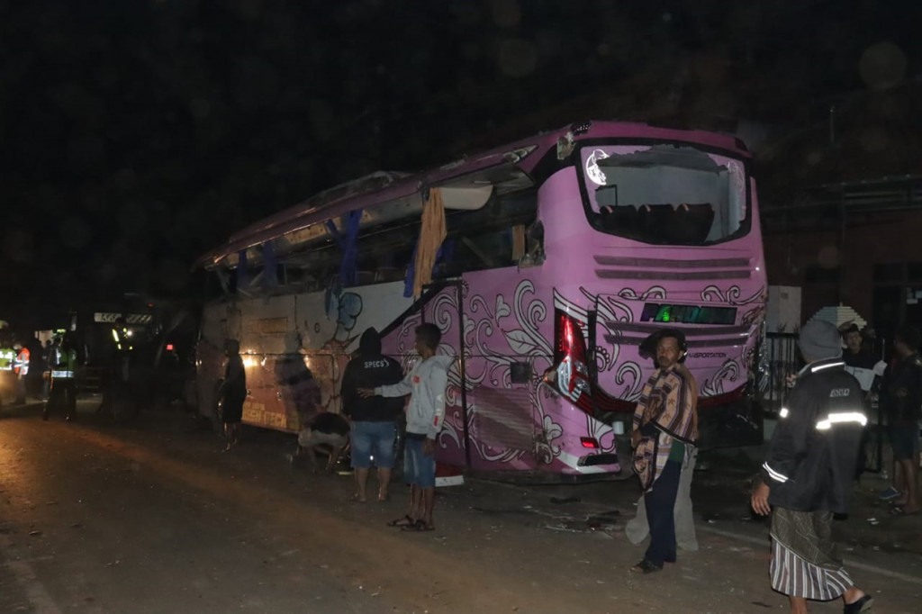 Bus Pandawa yang membawa rombongan peziarah dari Balaraja Tangerang, Banten mengalami kecelakaan di Jalan Panjalu-Panumbangan, tepatnya di Tanjakan Balas, Panumbangan, Kabupaten Ciamis, Jawa Barat.