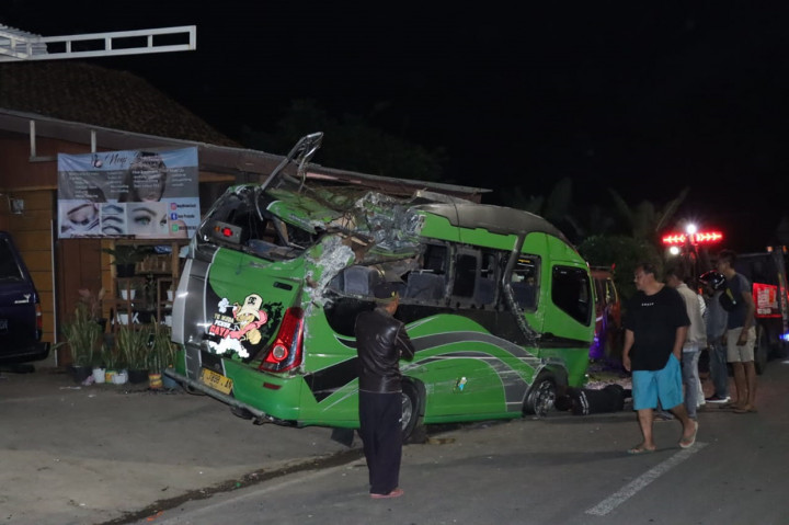 Bus PO Pandawa menabrak kendaraan mulai dari minibus, mobil boks dan sepeda motor serta rumah di pinggir jalan tersebut.