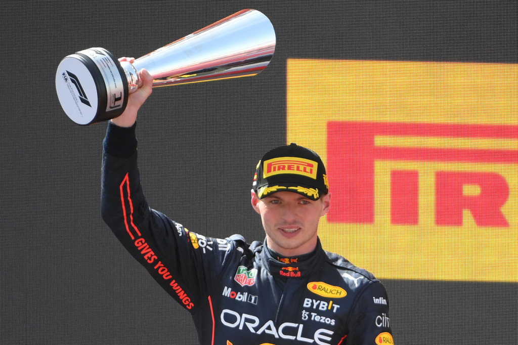 Berkat kemenangan di F1 GP Spanyol, Verstappen kini menempati peringkat pertama di klasemen dengan 110 poin.