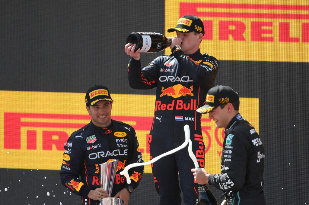 Verstappen diikuti Sergio Perez, di posisi kedua dan pembalap Mercedes AMG Petronas, George Russell, di posisi ketiga.