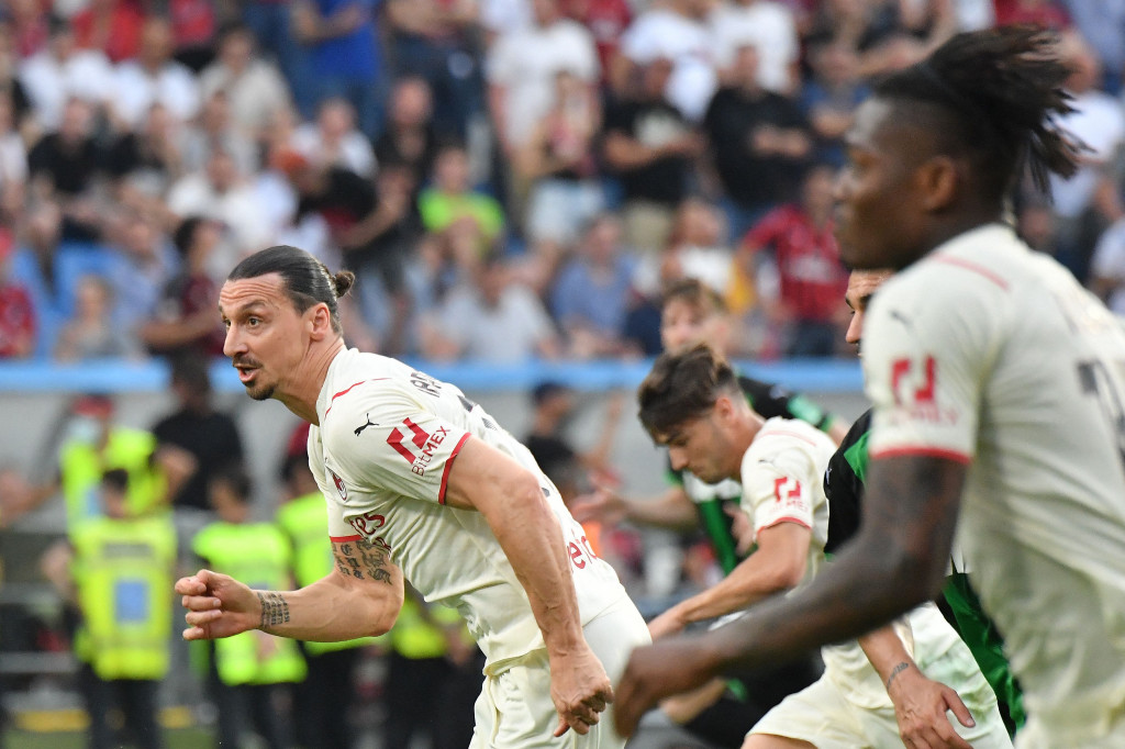 Milan yang cuma butuh hasil imbang bermain menyerang sejak menit awal.