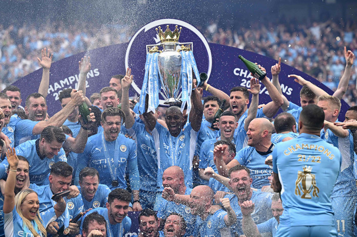 Manchester City juara Liga Inggris 2021-2022 usai menang secara dramatis atas Aston Villa, dalam laga penutup Premier League. Sempat tertinggal dua gol, The Citizens comeback menang 3-2.