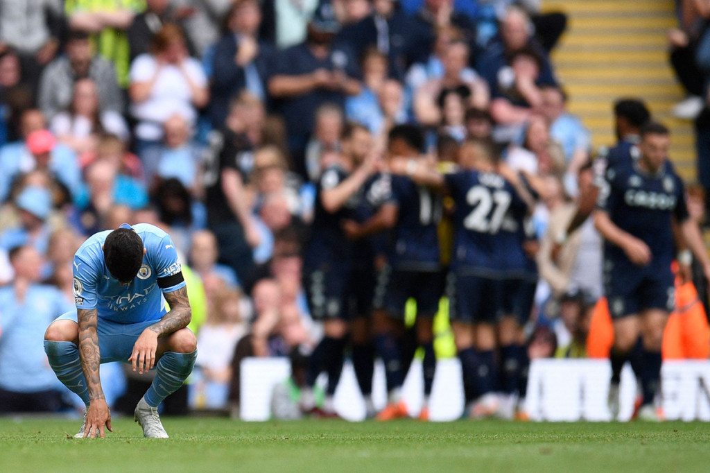 Reaksi bek Manchester City asal Portugal Joao Cancelo setelah gelandang Aston Villa asal Brasil Philippe Coutinho mencetak gol kedua timnya selama pertandingan sepak bola Liga Premier Inggris antara Manchester City dan Aston Villa di Stadion Etihad.
