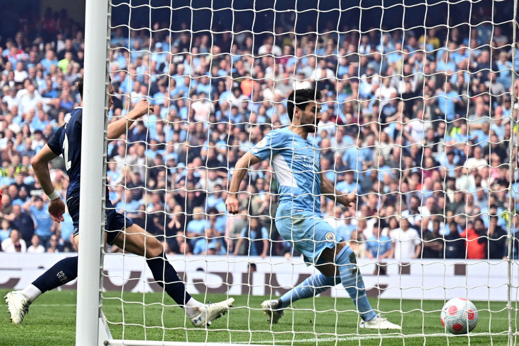Gol Ilkay Gundogan berhasil memperkecil ketertinggalan menjadi 1-2. 