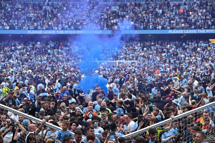 Sejumlah penggemar Manchester City merayakan kemenangan Manchester City yang meraih gelar juara Liga Inggris 2021/2022 usai mengalahkan Aston Villa 3-2 di Etihad Stadium, Minggu