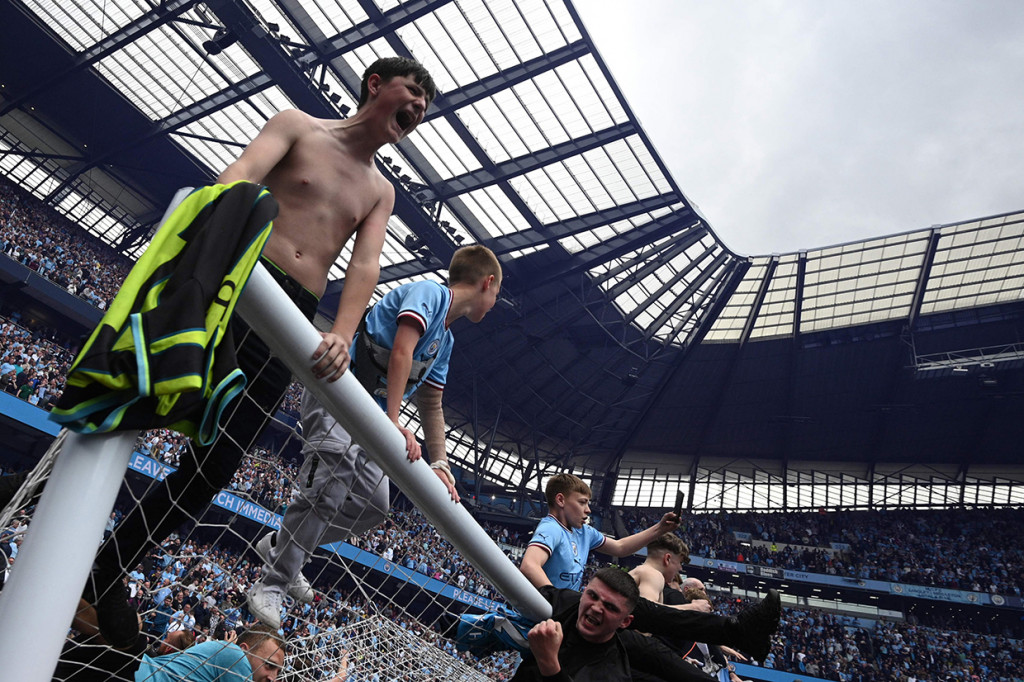 Seperti diketahui, Manchester City meraih gelar juara Liga Inggris 2021/2022 secara dramatis. Sempat tertinggal dua gol, The Citizens comeback menang 3-2. 