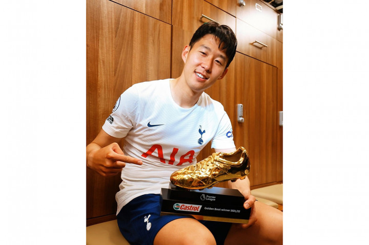 Son Heung-min berhasil meraih sepatu emas di Liga Inggris musim ini bersama Mohamed Salah. Son sekaligus mencetak sejarah karena menjadi pemain Asia pertama yang meraih gelar itu.